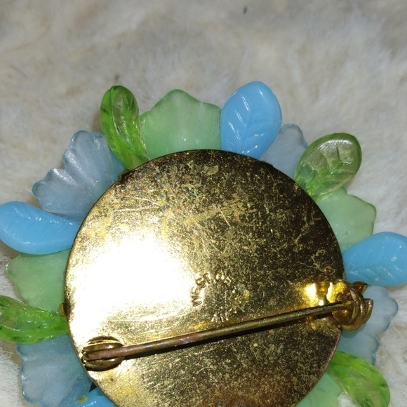 Elegant Gold and Green Floral Jewelry Set - Picture 3 of 8